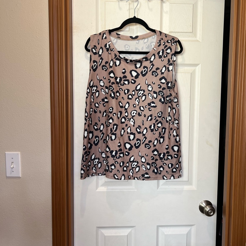 Leopard crew neck knit shell